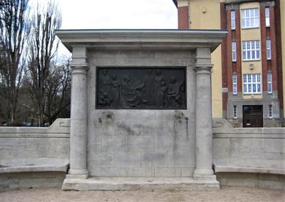 LutherschuleDenkmal.jpg