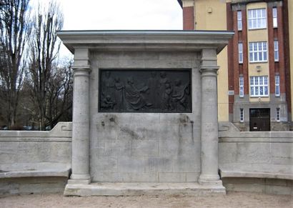 LutherschuleDenkmal.jpg