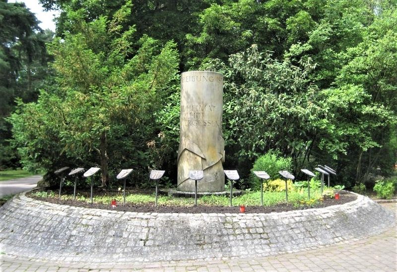 Datei:VertriebenenDenkmalFriedhof.jpg