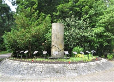 VertriebenendenkmalFriedhof.jpg