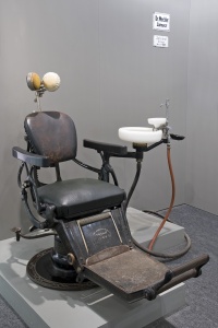 Zahnarztstuhl.jpg