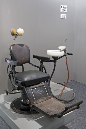 Zahnarztstuhl.jpg