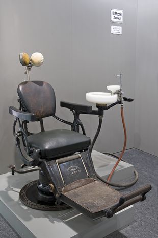 Zahnarztstuhl.jpg
