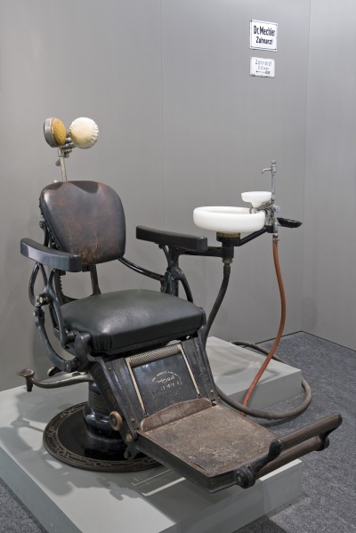 Zahnarztstuhl.jpg